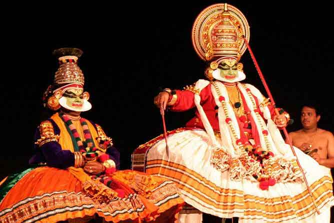 Kathakali and Kalaripayattu cultural shows in Munnar Kerala tourism