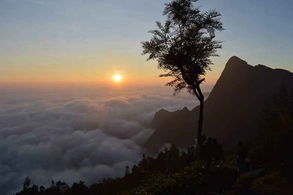 Kolukkumalai best sunrise viewpoint in Munnar