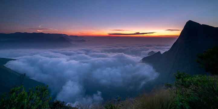 Morning sun rays at Kolukkumalai peak