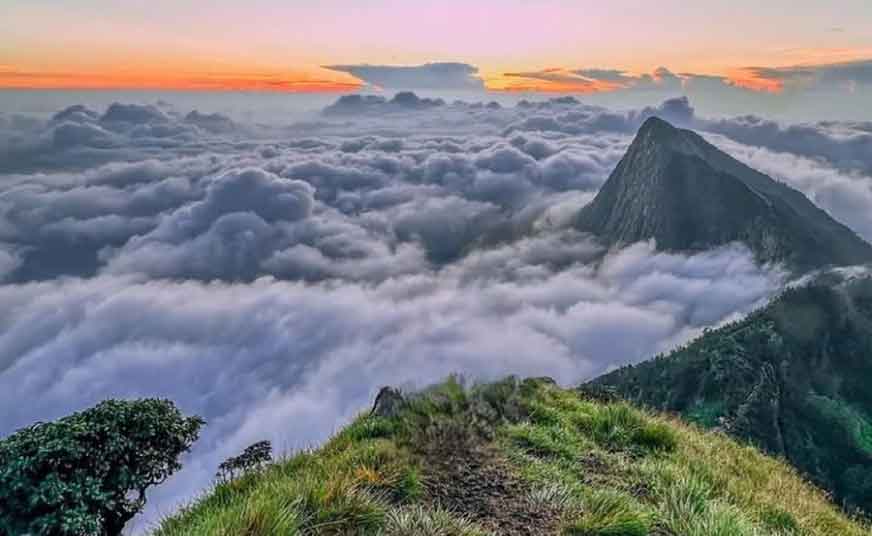 Tourists enjoying sunrise at Kolukkumalai viewpoint