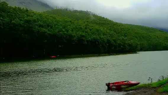 Family enjoying boating at Mattupetty Lake