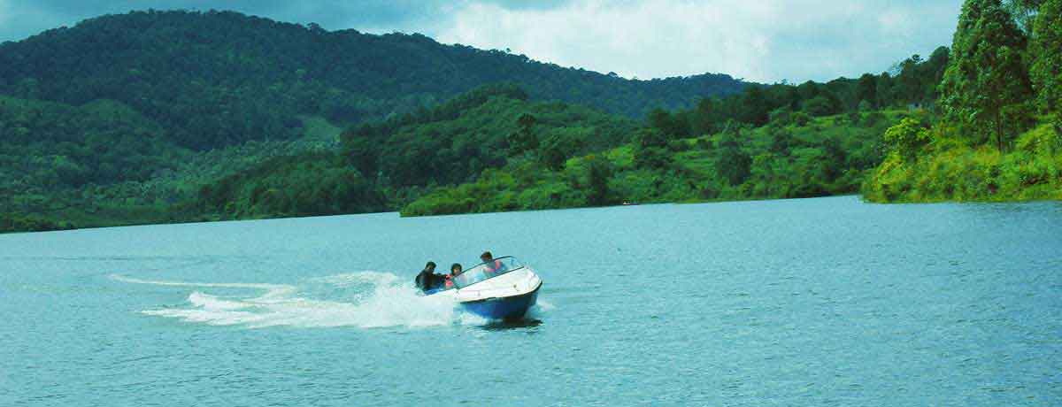 Tourists waiting for boating at Mattupetty jetty