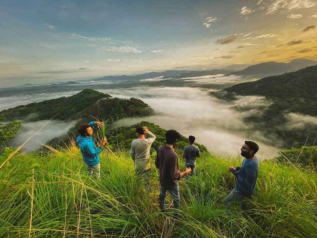 Clouds hovering over mountain ranges at Nadukkani Para viewpoint