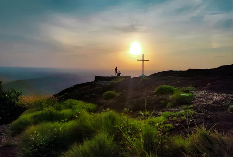 Breathtaking panoramic view from Nadukkani Para viewpoint in Munnar