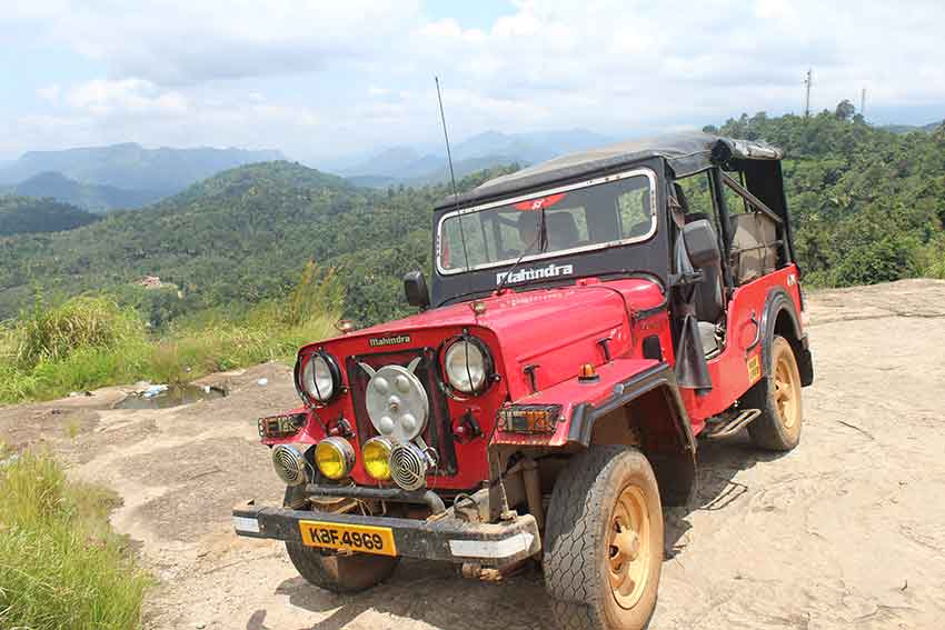 Travel guide to Nadukkani Para hilltop viewpoint Munnar