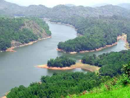 Tourists enjoying the peaceful surroundings of Ponmudi Dam Munnar