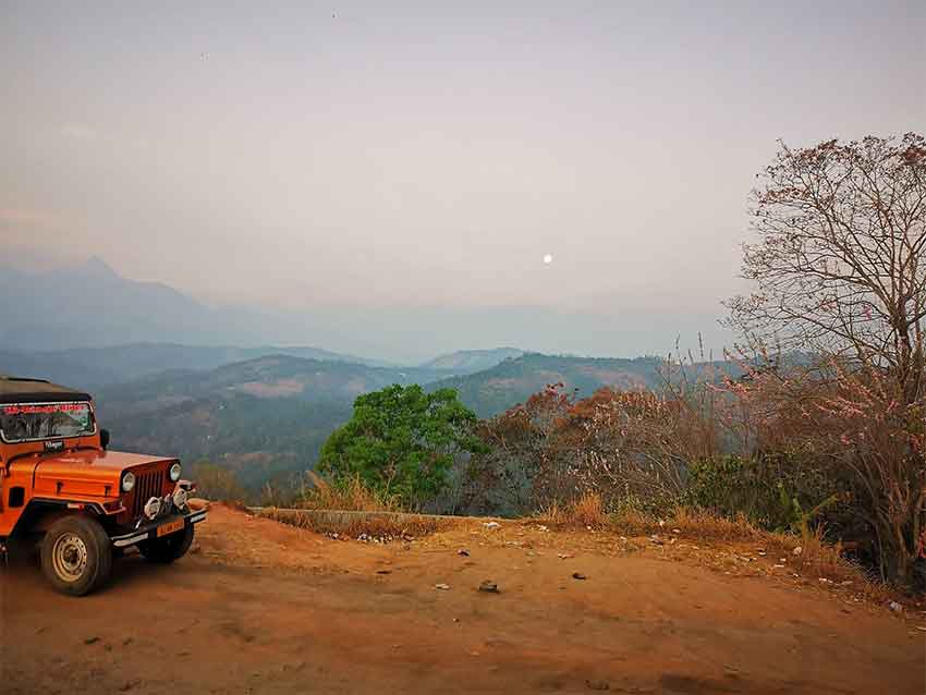 Nadukkani Para View Point in Munnar hills